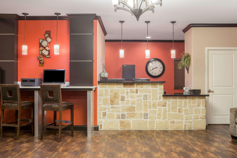 Public Area 2, Super 8 by Wyndham Mansfield LA, De Soto