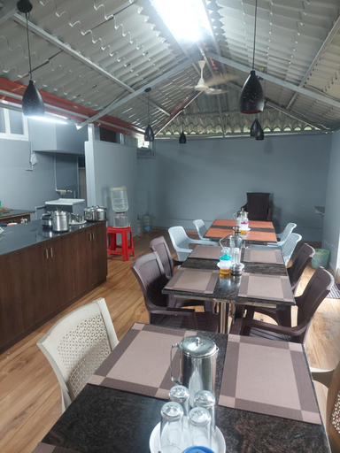 Food & Drinks, Sapphire Stayss, Vellore