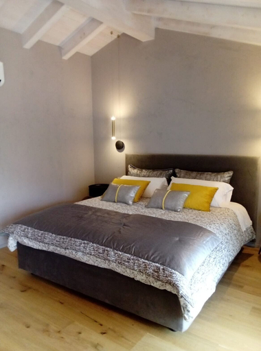 Bedroom 4, Decanter House, Novara