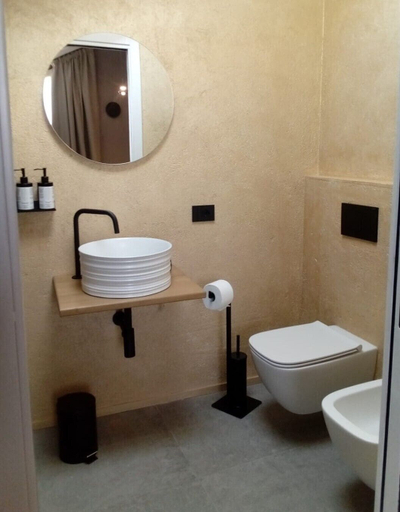 Bathroom 5, Decanter House, Novara