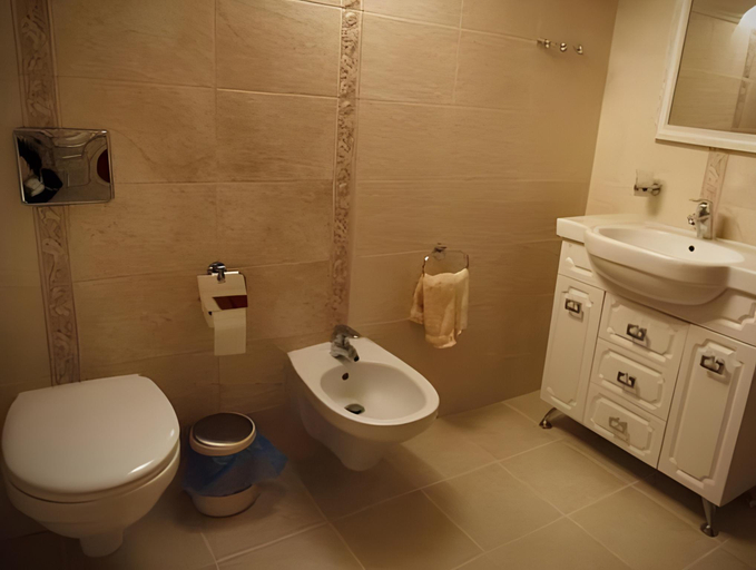 Bathroom 3, Oasis Karpat, Svaliavs'kyi
