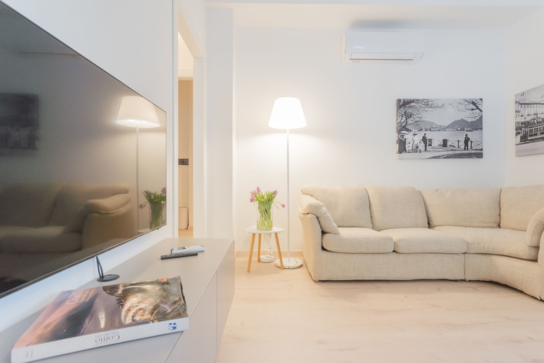 Room 2, Via Crispi in Como With 1 Bedrooms and 1 Bathrooms, Como