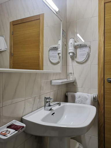 Bathroom 3, Hotel Ribera, Murcia