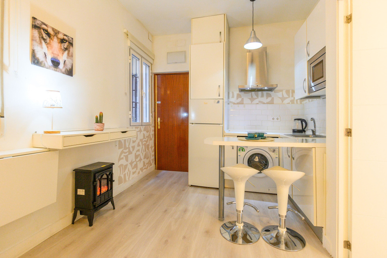 Room 5, M Ama272 Acogedor Piso de 1 Dormitorio a Poco m, Madrid