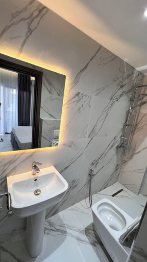 Bathroom 3, Lezet Hotel, Sarandës