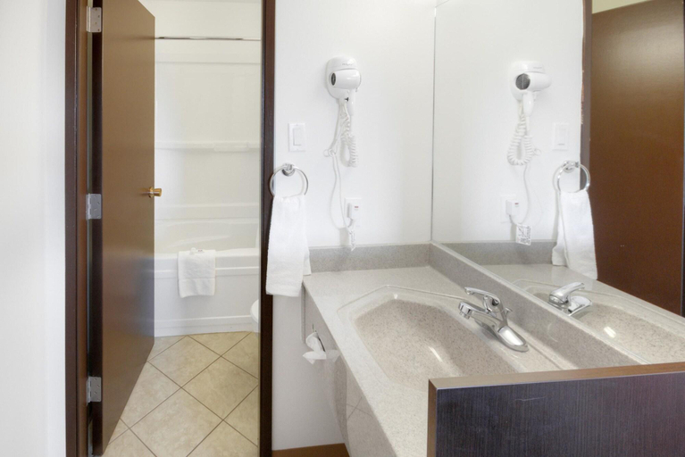Bathroom 4, Motel 6 Lethbridge, AB, Division No. 2