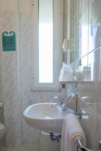Bathroom, Hotel Apollonia Sea View & Beach Pool, Ravenna