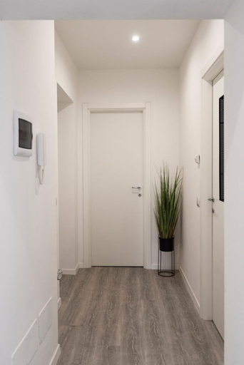 Room 4, Zezio 44 in Como With 2 Bedrooms and 1 Bathrooms, Como
