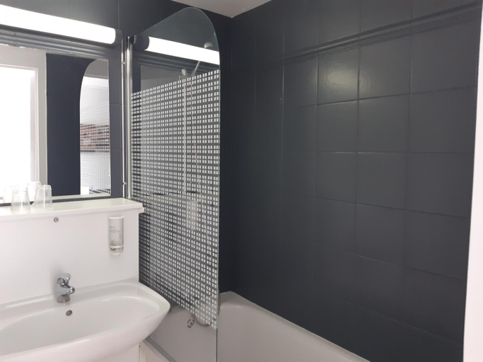 Bathroom 3, Inter-Hotel Reims La Neuvillette, Marne