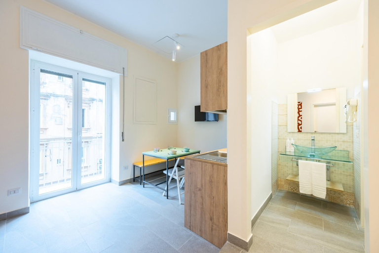 Room 4, Central Station Housing - Apartment 2 by Wonderful Italy, Napoli