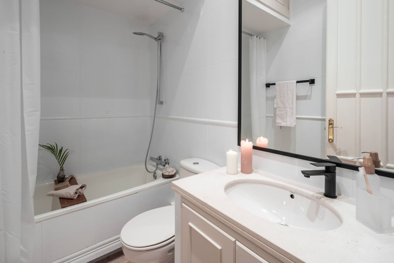 Room 3, Betawi - 3 Bedroom in Chamber, Madrid