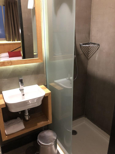 Bathroom 4, Persal, Madrid