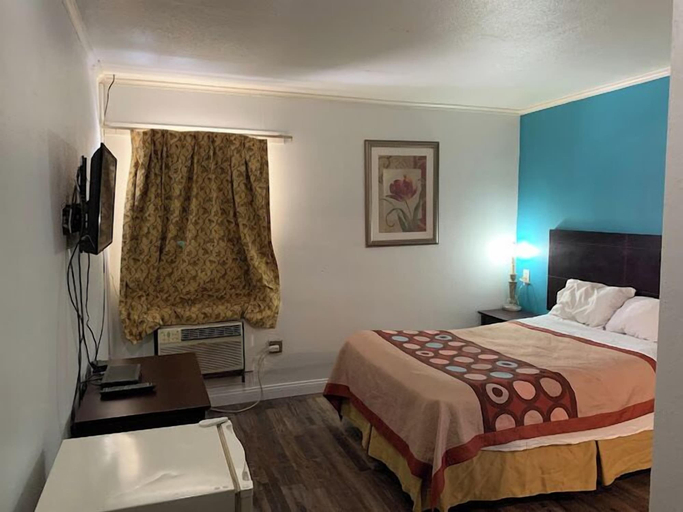 Bedroom 5, Holiday Motel, Franklin