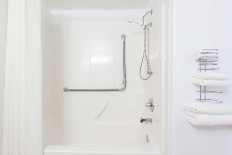 Bathroom 4, Super 8 by Wyndham Hinton, Division No. 14