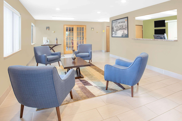 Public Area, Super 8 by Wyndham East Moline, Rock Island