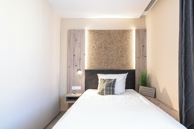Bedroom 3, Hotel Dirsch Wellness & Spa Resort, Eichstätt