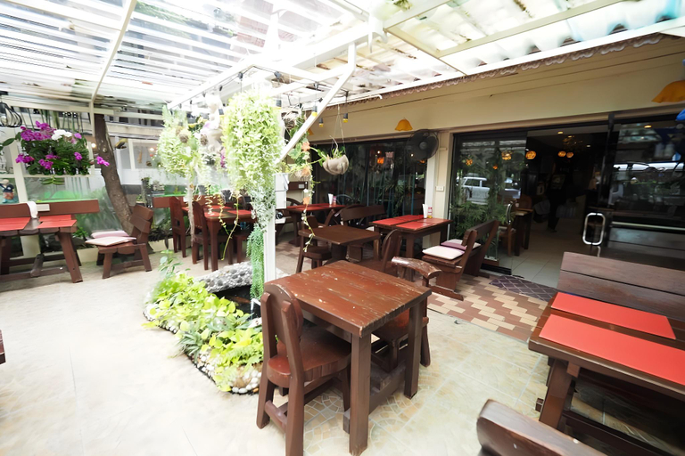Food & Drinks 5, Honey House1 hotel, Khlong Toey