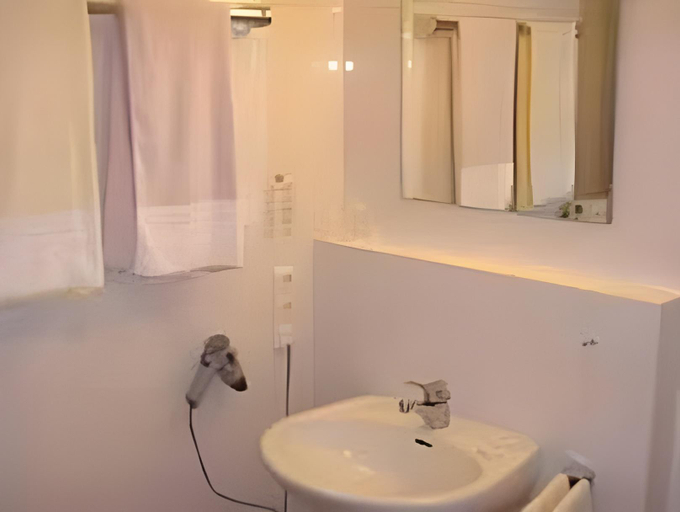 Bathroom 5, Hotel & Gasthaus Lowen, Emmendingen