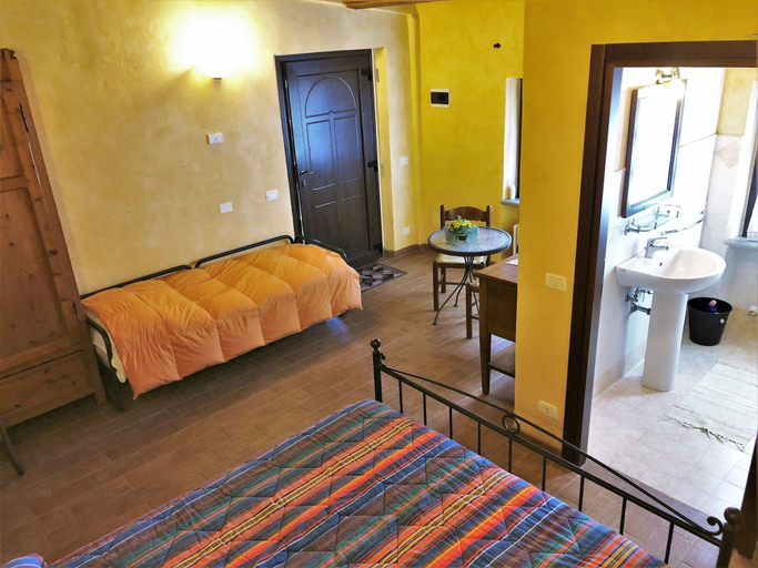 Room 2, Farmhouse in Apecchio With Pool & Spa, Pesaro E Urbino