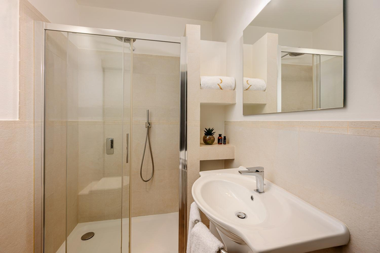 Bathroom 4, Hotel Royal Victoria, Lecco