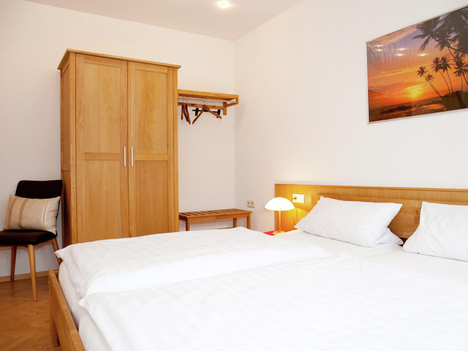Bedroom 3, Ruhige Ferienwohnung mit 2 Balkonen in Mossautal-huttenthal, Odenwaldkreis
