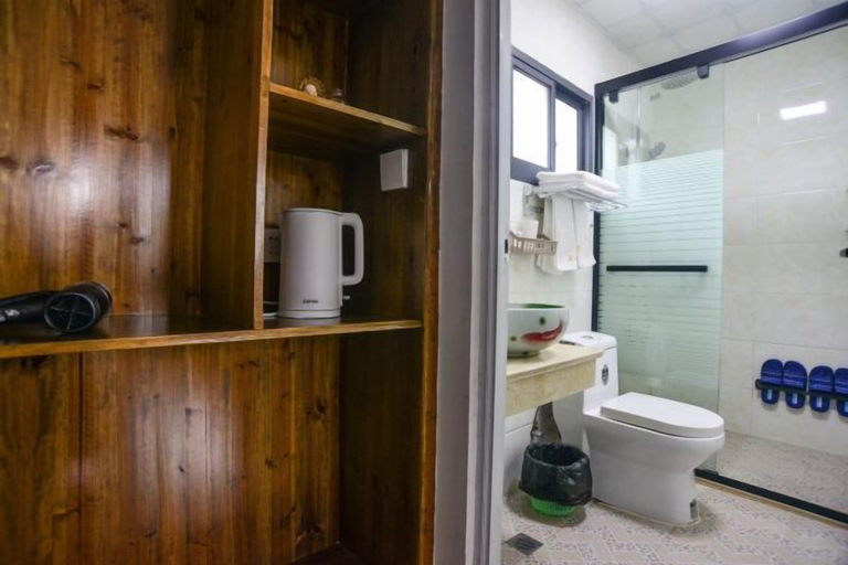 Bathroom 4, Hongcun Xingyu Inn, Huangshan