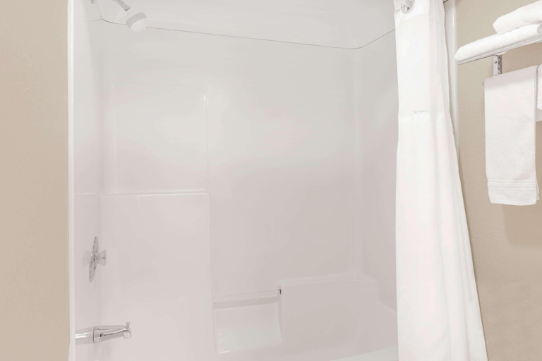 Bathroom 4, Days Inn by Wyndham Elberton, Elbert