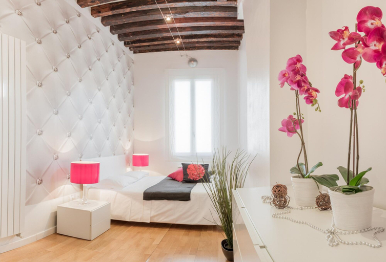 Room 3, Ai Frari Apartment With Balcony by Wonderful Italy, Venezia