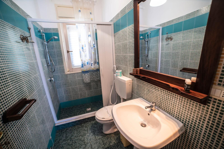 Bathroom 4, Borgo Marino Plemmirio, Syracuse