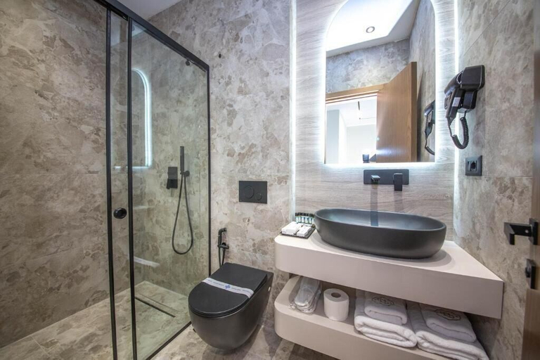 Bathroom 3, Noam Luxury Hotel, Sarandës