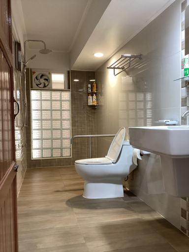 Bathroom, Baan Khunsri Guesthouse, Muang Chiang Rai