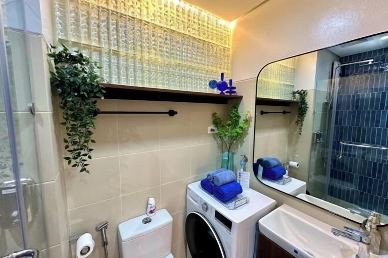 Bathroom 2, Deluxe Executive End Unit in Downtown Makati, Makati City