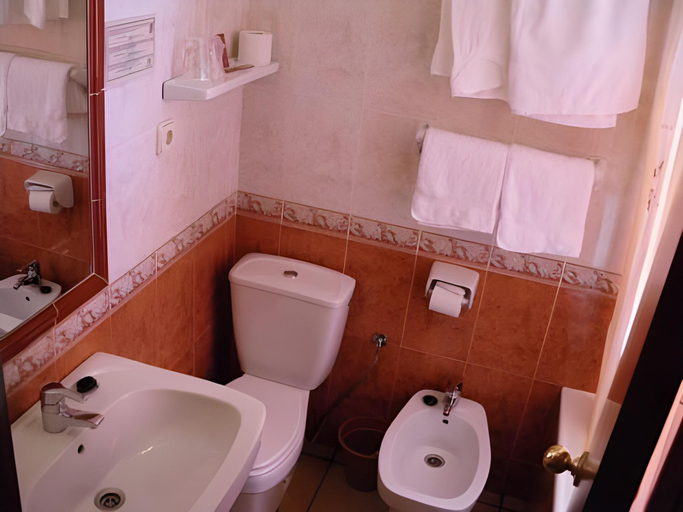Bathroom 5, Hotel Riavela, Huelva