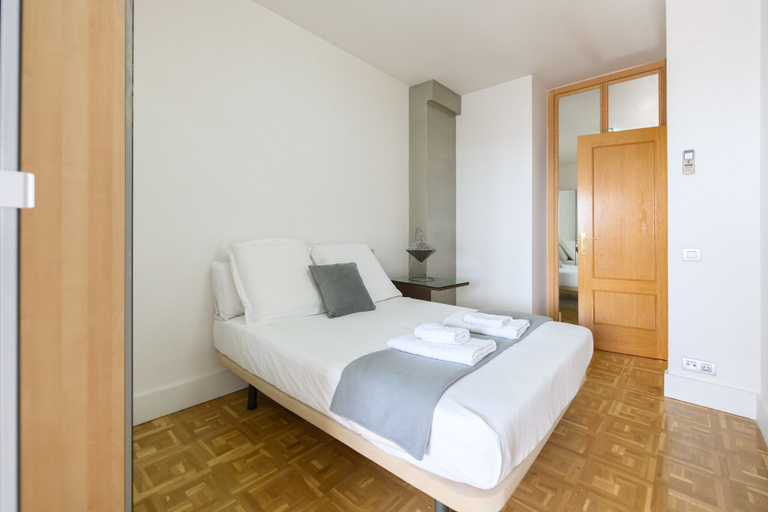 Room 4, M Agpe322 Piso de 2 Dormitorios con Vistas a la C, Madrid