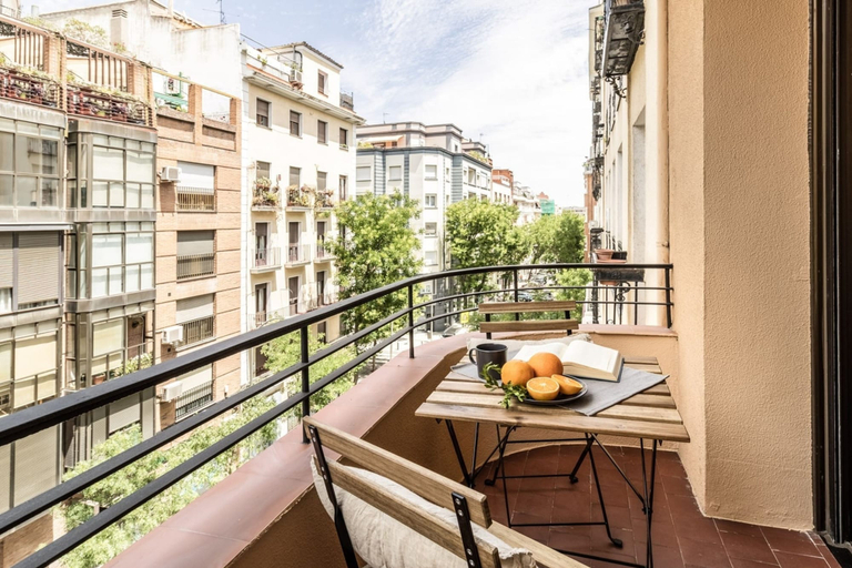 Room 4, Sebastiano - 3 Bedrooms and Balcony in Almagro, Madrid