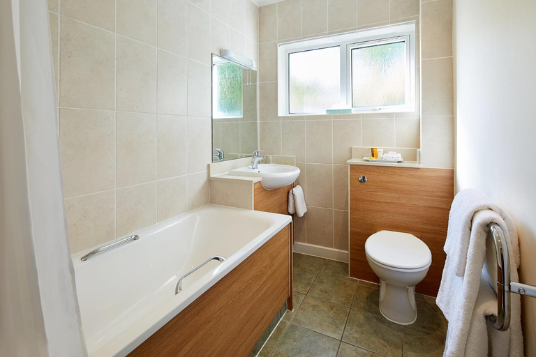 Bathroom 4, The Abbey, Worcestershire