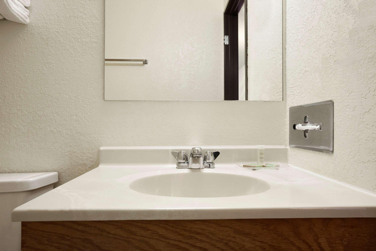 Bathroom 4, Super 8 by Wyndham Houghton, Lake Superior