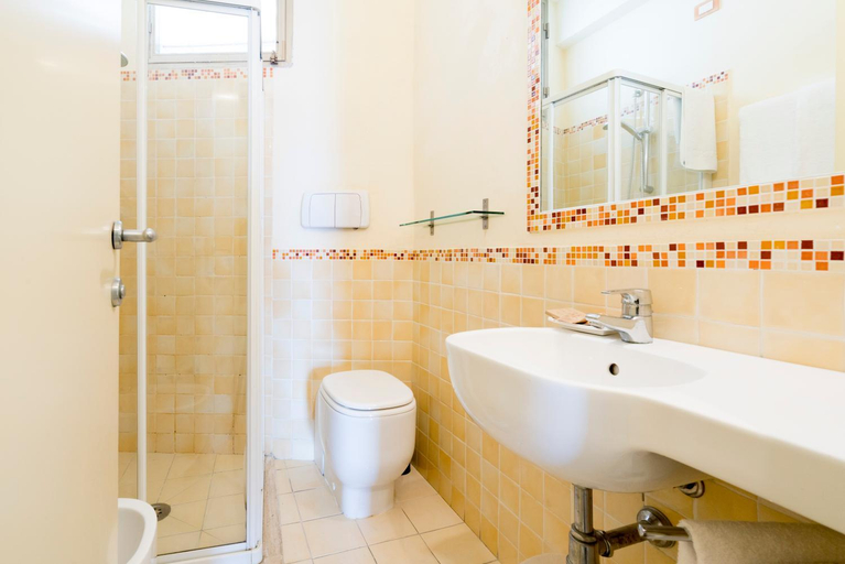 Bathroom 3, Hotel Joseph, Lucca