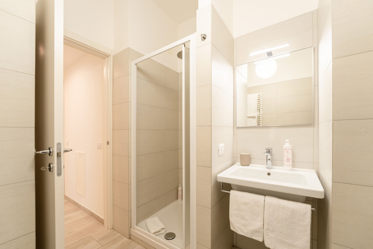 Room 5, Mugiasca Modern Apartment by Wonderful Italy, Como