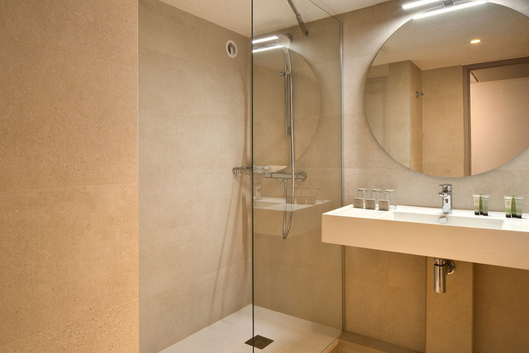 Bathroom 4, Mediterranee Hotel, Hautes-Pyrénées