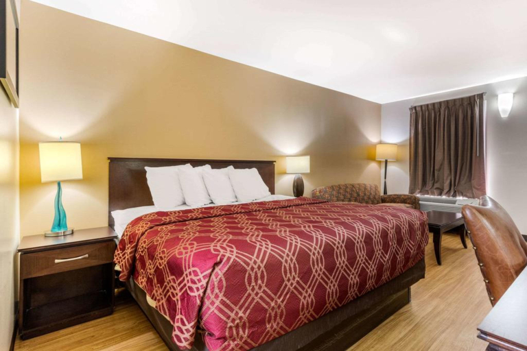 Bedroom 3, Econo Lodge, Cherokee