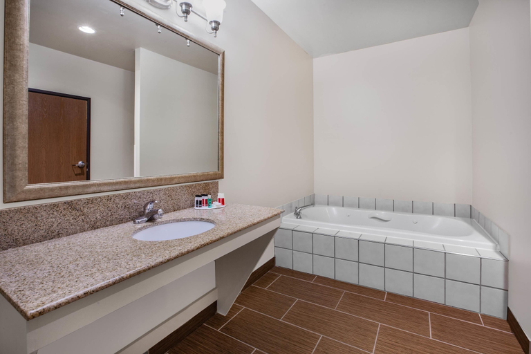 Bathroom 4, Baymont by Wyndham Beulah, Benzie