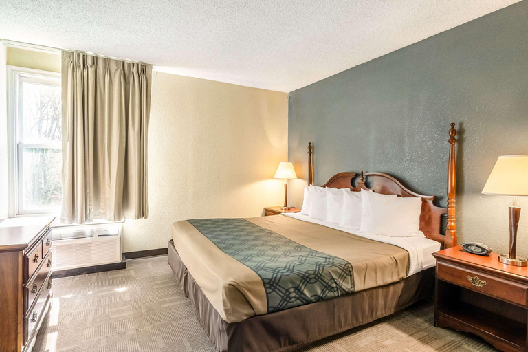 Bedroom 3, Econo Lodge Inn & Suites University, Radford