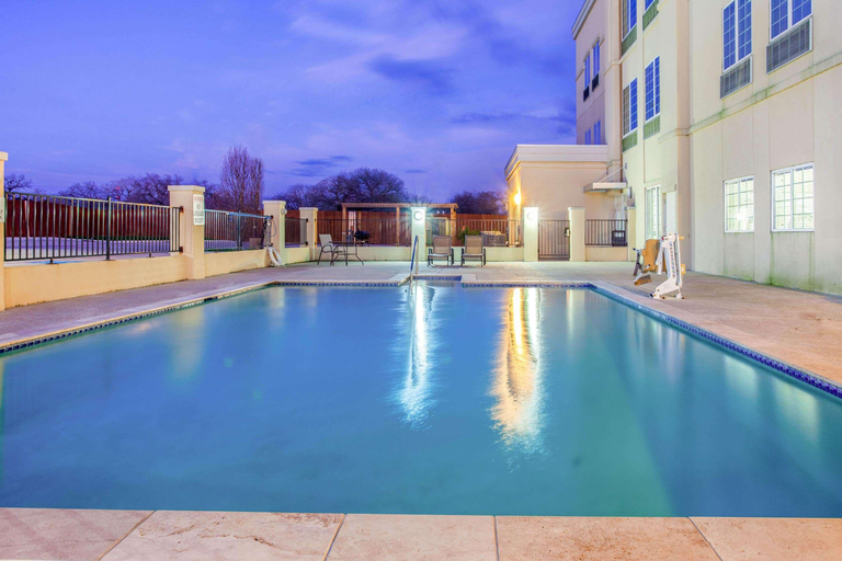 Sport & Beauty 5, La Quinta Inn Suites Luling, Caldwell