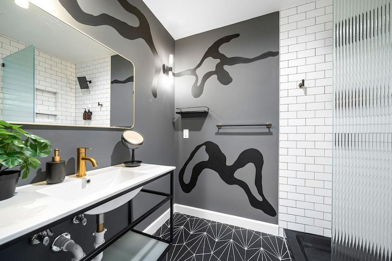 Bathroom 3, Wanderstay Boutique Hotel, Houston