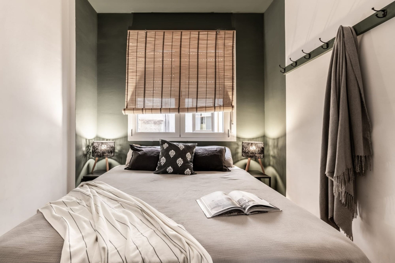 Room 3, Kibale - 3 Bedrooms in Chamber, Madrid