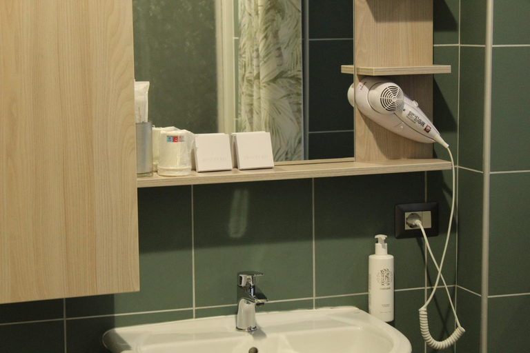 Bathroom 2, Volpedo hostel, Alessandria