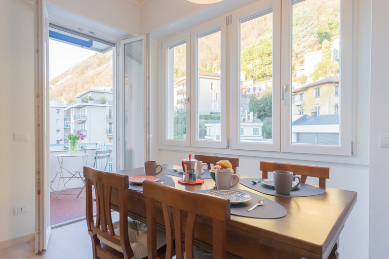 Room 4, Via Crispi in Como With 1 Bedrooms and 1 Bathrooms, Como