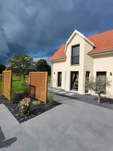 Exterior & Views