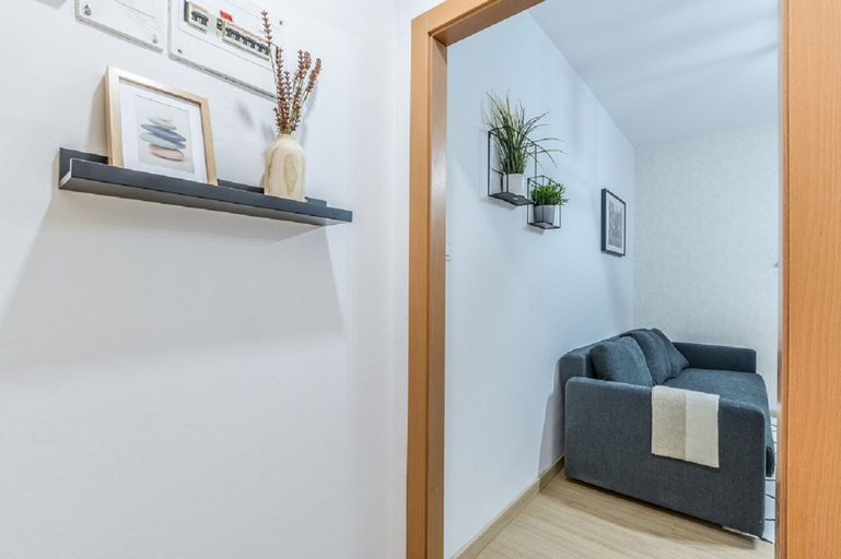 Room 5, C Plaza de Espa a 4B, Madrid